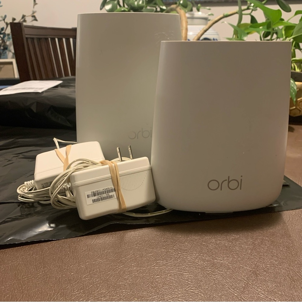 LOT 2 NETGEAR (1) Orbi Router RBR40 (1) Orbi Satellite RBS20